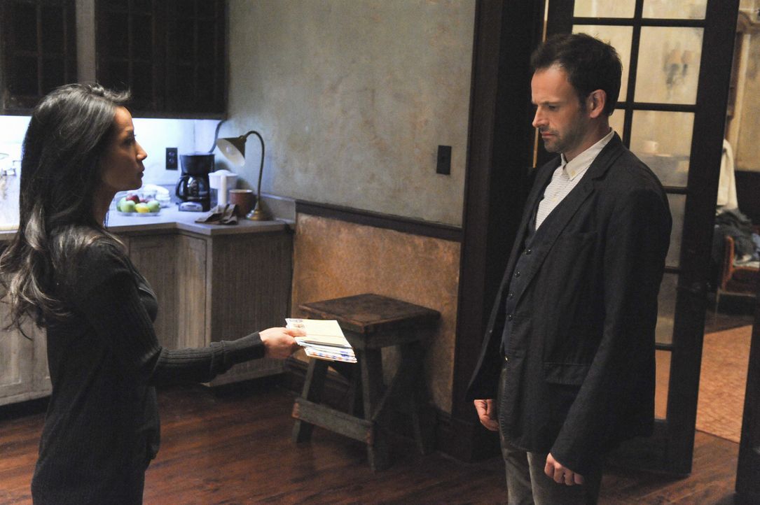 Sind sich nicht einig: Sherlock Holmes (Jonny Lee Miller, r.) und Joan Watson (Lucy Liu, l.) ... - Bildquelle: CBS Television