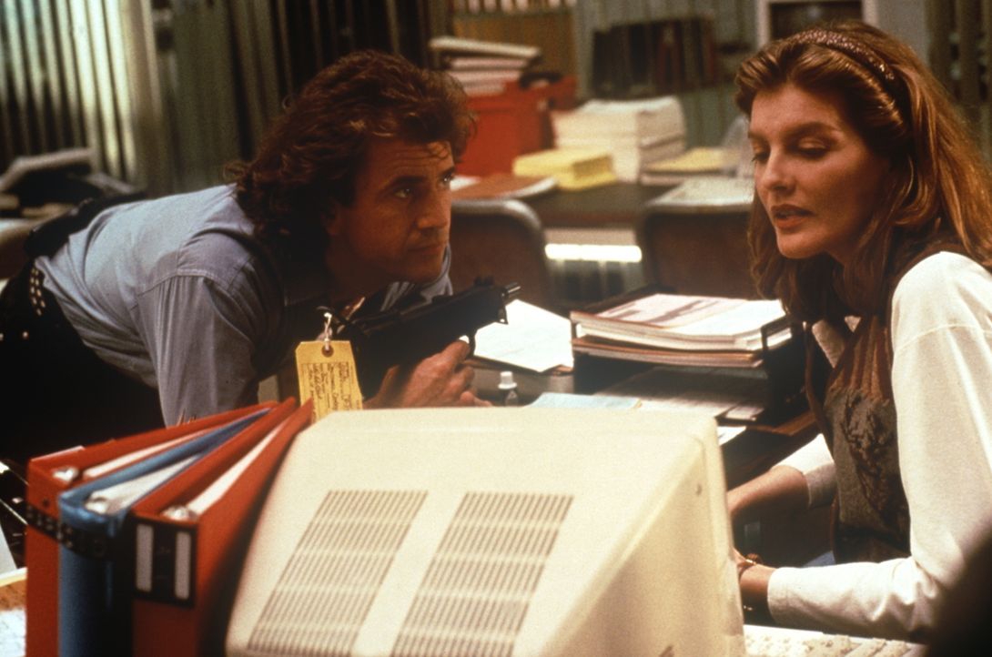 Riggs (Mel Gibson, l.) und Lorna (Rene Russo, r.) stoßen bei ihren Ermittlungen auf einen ehemaligen Polizisten, der Jugendbanden mit Schusswaffen v... - Bildquelle: Warner Bros.