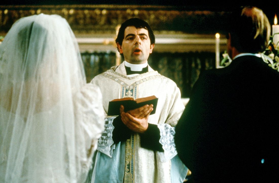 Die zweite Hochzeit: Viele Versprecher des unerfahrenen und nervösen Father Gerald (Rowan Atkinson, M.) sorgen ungewollt für eine heitere Note ... - Bildquelle: Gramercy Pictures