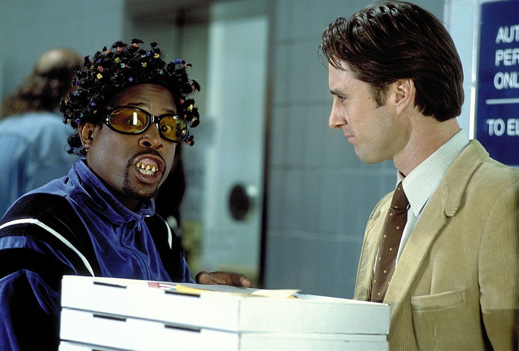 Nichts lässt Miles Logan (Martin Lawrence, l.) unversucht, um die Gangster hinter Schloss und Riegel zu bringen. Da wundert sich sogar sein Kollege... - Bildquelle: Columbia Pictures
