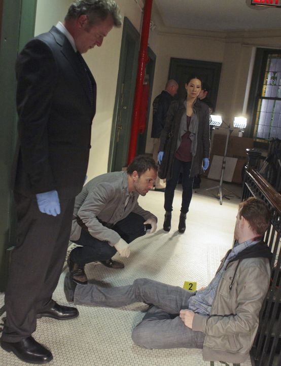 Versuchen, eine Mord aufzuklären: Tobias Gregson (Aidan Quinn, l.), Sherlock Holmes (Jonny Lee Miller, 2.v.l.) und Joan Watson (Lucy Liu, 2.v.r.) ... - Bildquelle: CBS Television