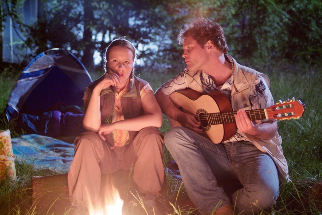 Das romantische Highlight des gemeinsamen Camping-Urlaubs: Ein Abend vor dem Lagerfeuer. Nur der Typ ist wirklich nervig! (Nina Vorbrodt, l. und Mir... - Bildquelle: Guido Engels Sat.1