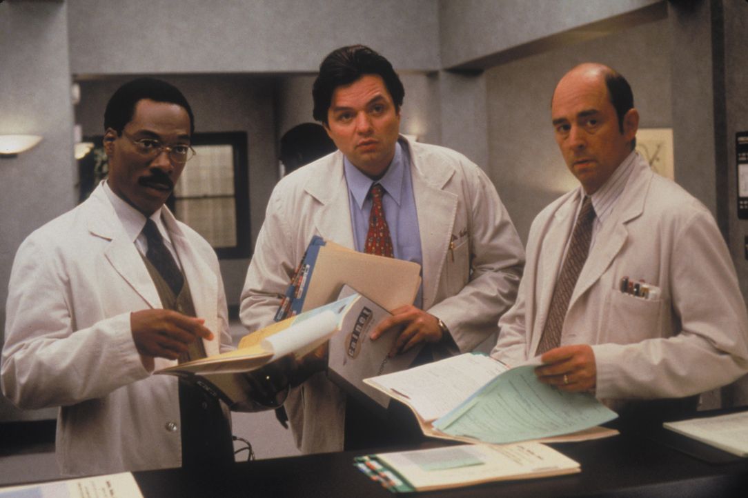Tierarzt Dr. Dolittle (Eddie Murphy, l.) kümmert sich gemeinsam mit seinen Kollegen Dr. Weller (Oliver Platt, M.) und Dr. Reiss (Richard Schiff, r.)... - Bildquelle: 1998 Twentieth Century Fox Film Corporation. All rights reserved.