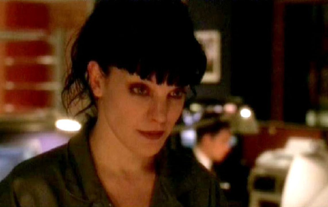 Abby (Pauley Perrette) berichtet den Kollegen vom NCIS, dass sie von einem Stalker verfolgt wird und sogar Morddrohungen erhält. - Bildquelle: CBS Television