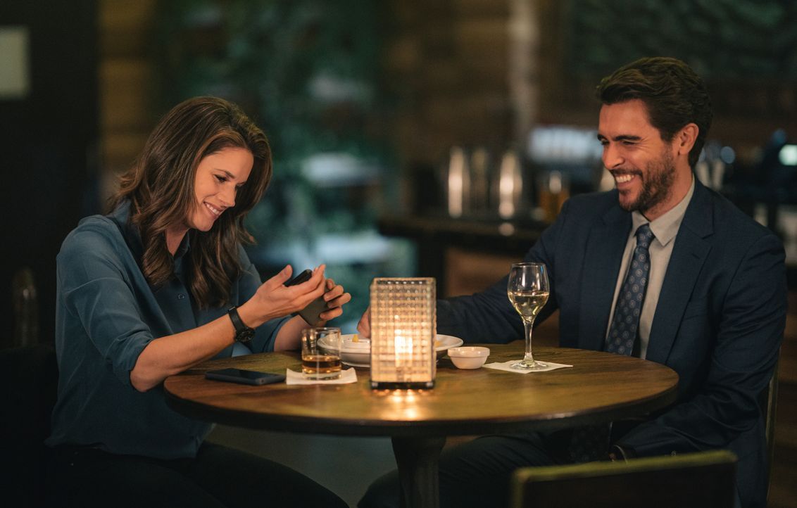Special Agent Maggie Bell (Missy Peregrym, l.); Nestor Vertiz (Josh Segarra, r.) - Bildquelle: Michael Parmelee 2020 CBS Broadcasting Inc. All Rights Reserved. / Michael Parmelee