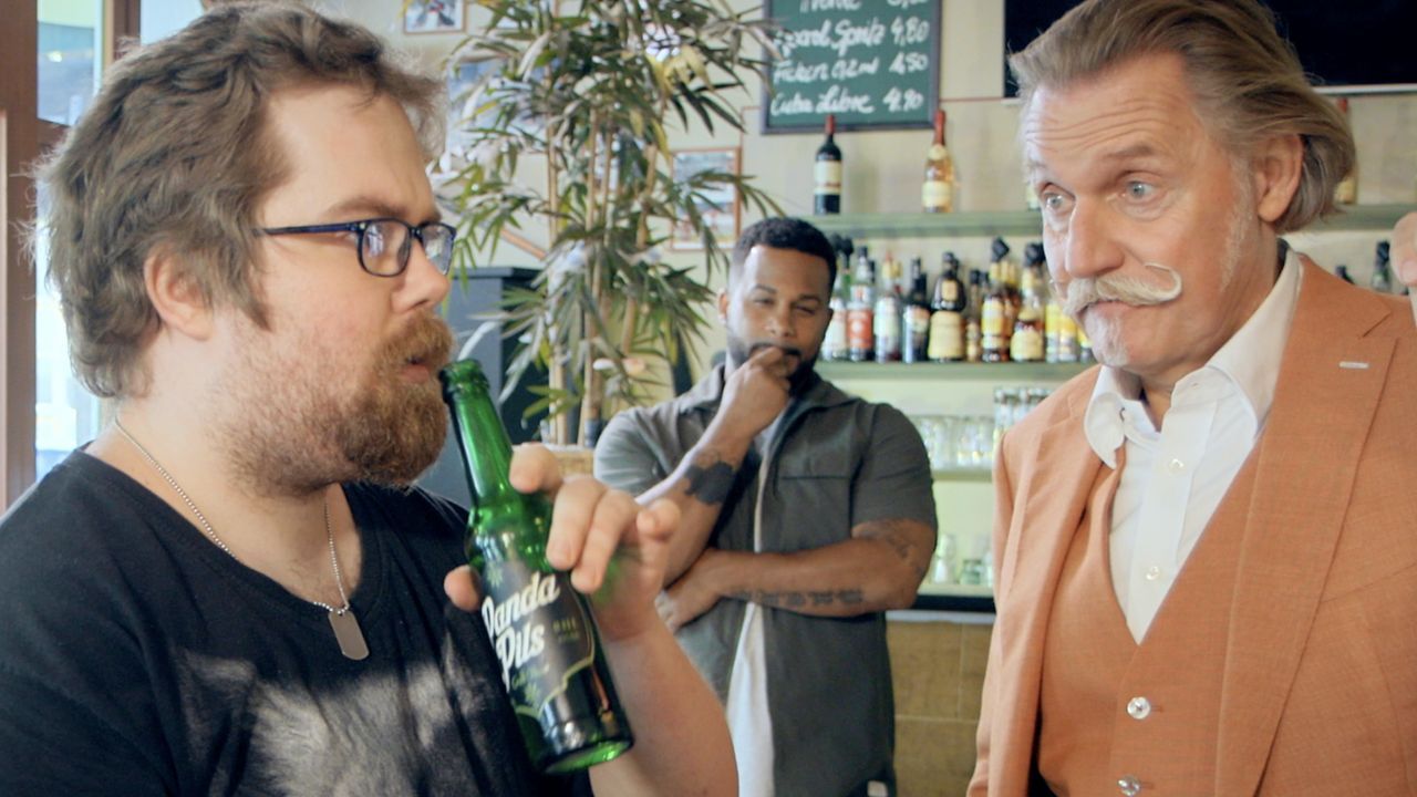 Ben Handke (2.v.l.); Ingo Lenßen (r.) - Bildquelle: SAT.1