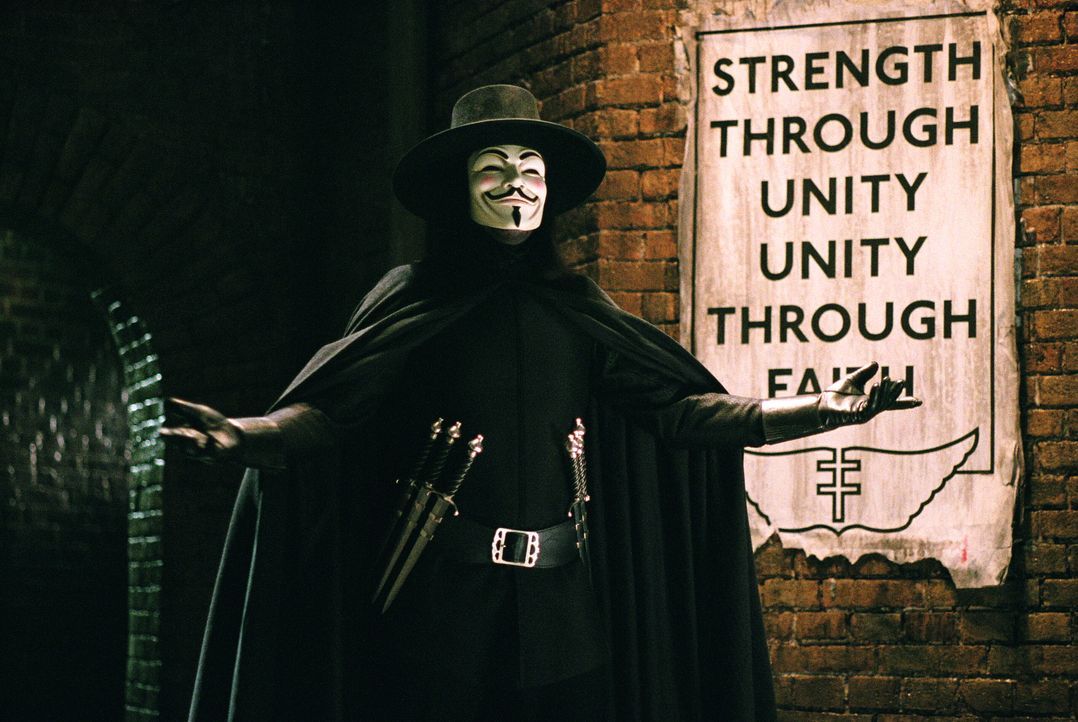 Die Welt scheint kurz vor dem Untergang zu stehen, doch das gute alte Britannien kann dank autoritärer Führung weiterhin bestehen. Vendetta (Hugo We... - Bildquelle: Warner Bros. Pictures