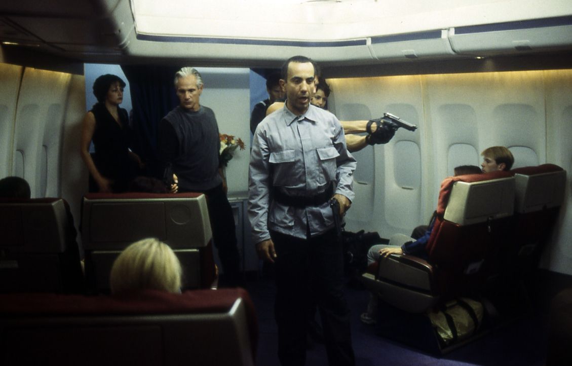 Als Flugbegleiter getarnt, haben sich die Terroristen auf die Chartermaschine des Rüstungsmillionärs Baxter Davis geschlichen, um dort seine Tochter... - Bildquelle: Cinetel Films
