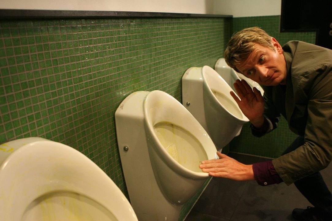 Heute zeigt Michael Kessler die 10 Dinge, die man nicht tun sollte, wenn man die Herrentoilette besucht... - Bildquelle: Sat.1