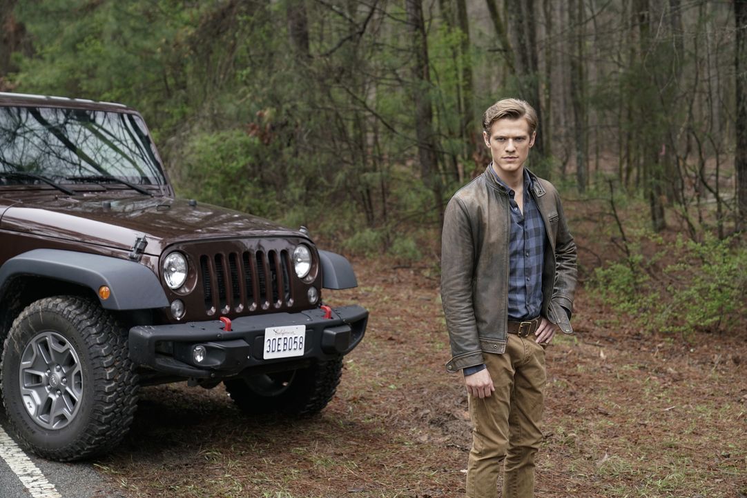 Bei seiner neuen Mission bekommt MacGyver (Lucas Till) unerwartete, aber lang erhoffte Unterstützung ... - Bildquelle: Jace Downs Jace Downs/CBS   2018 CBS Broadcasting, Inc. All Rights Reserved.