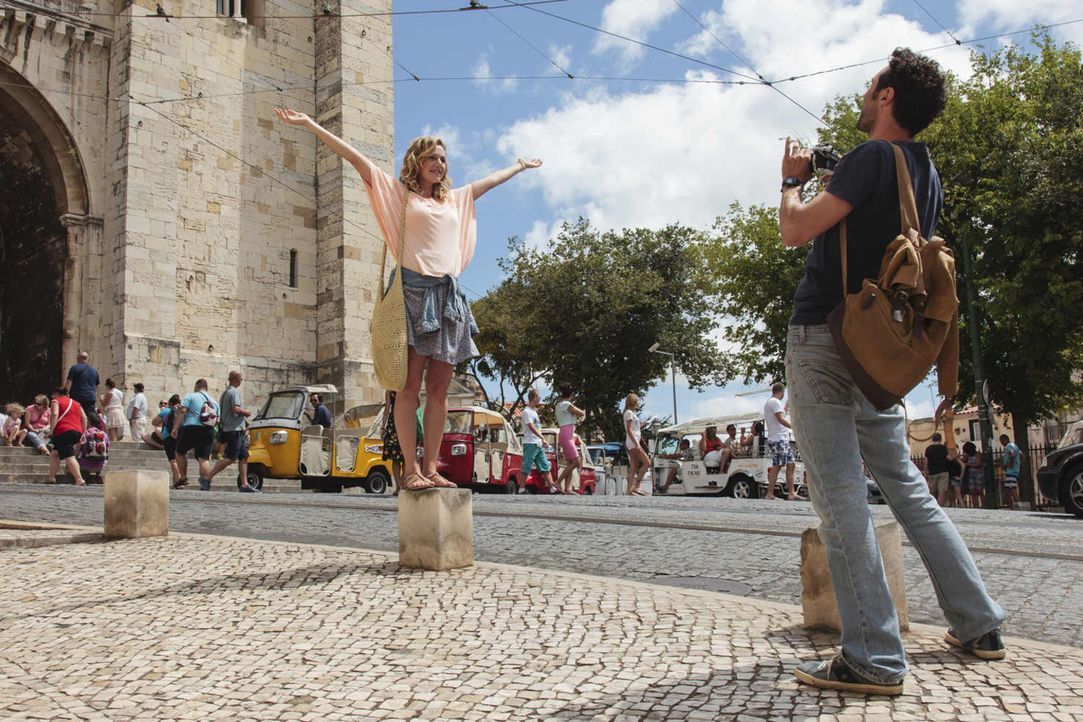 Frisch verliebt in Lissabon - was könnte schöner sein? Eva (Felicitas Woll, l.) und Luis (Renato Schuch, r.) verbringen gemeinsam wunderbare Wochen... - Bildquelle: Joao Tuna SAT.1