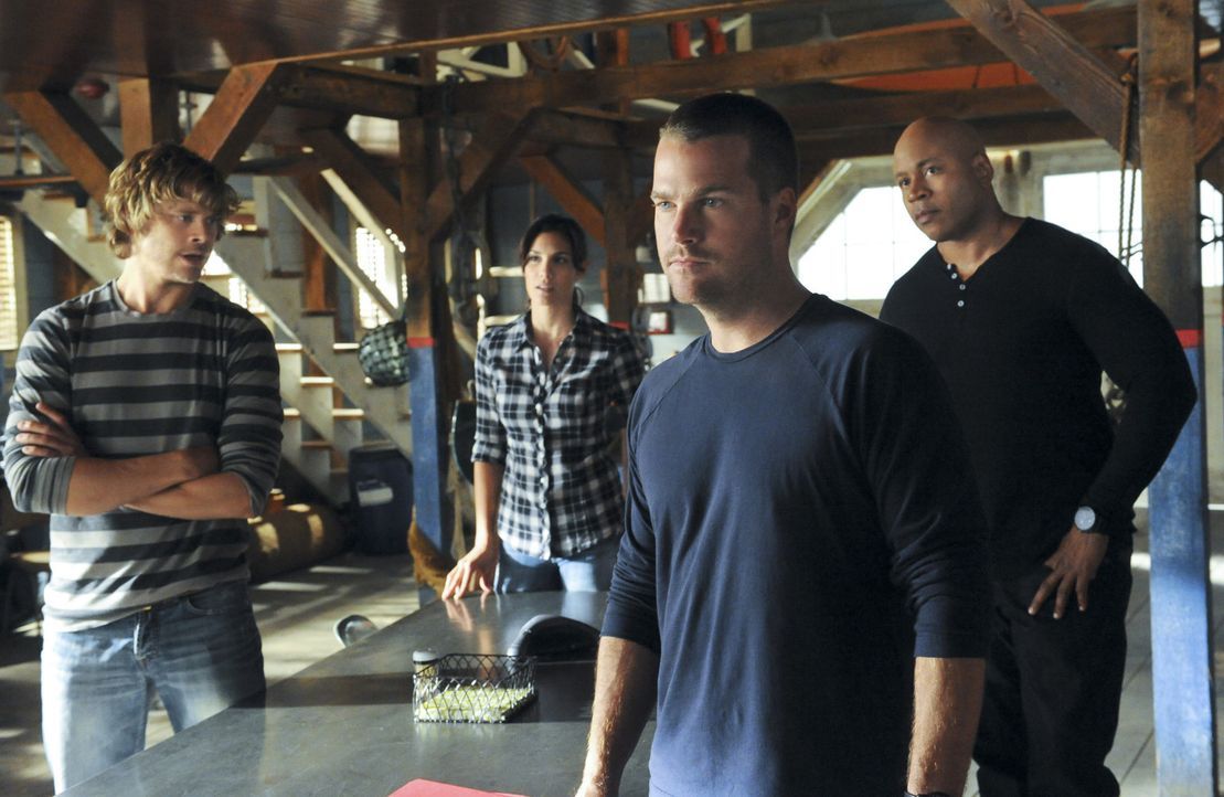 Versuchen alles, um das Chamäleon dingfest zu machen: Callen (Chris O'Donnell, 2.v.r.), Sam (LL Cool J, r.), Kensi (Daniela Ruah, 2.v.l.) und Deeks... - Bildquelle: CBS Studios Inc. All Rights Reserved.