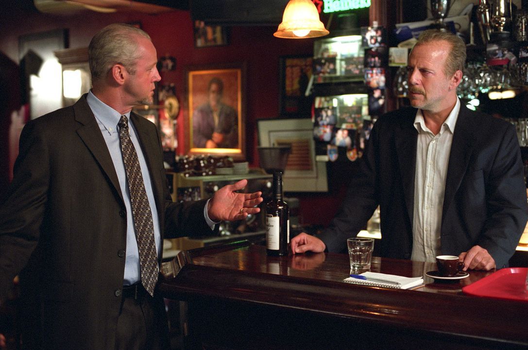 Nach einem Mordversuch versteckt der Polizist Jack Mosley (Bruce Willis, r.) den Gefangenen Eddie Bunker in einer Bar. Endlich trifft der Kollege De... - Bildquelle: Nu Image