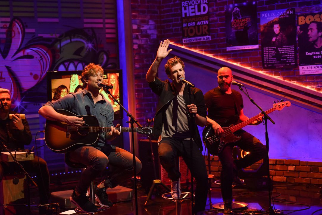 Bye, bye Hollywood Hills? Luke Mockridge (2.v.r.) singt gemeinsam mit Samu Haber (2 v.l.) und seiner Band Sunrise Avenue ... - Bildquelle: Steffen Z. Wolff SAT.1