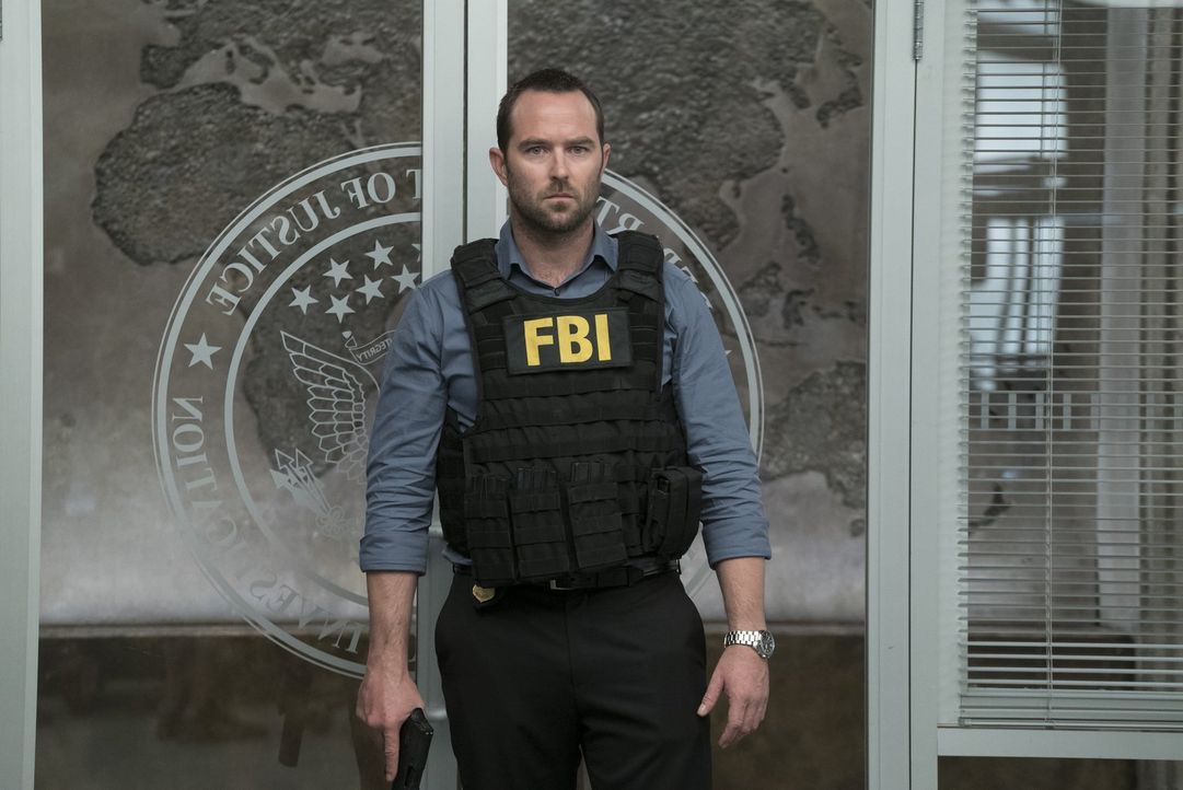 Als Weller (Sullivan Stapleton) erfährt, dass der Ganove Rich Dotcom die Hilfe des FBIs benötigt, um einen auf ihn angesetzten Killer aus dem Verkeh... - Bildquelle: Warner Brothers
