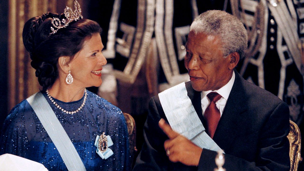 Koenigin-Silvia-von-Schweden-Nelson-Mandela-1999-03-17-AFP - Bildquelle: AFP