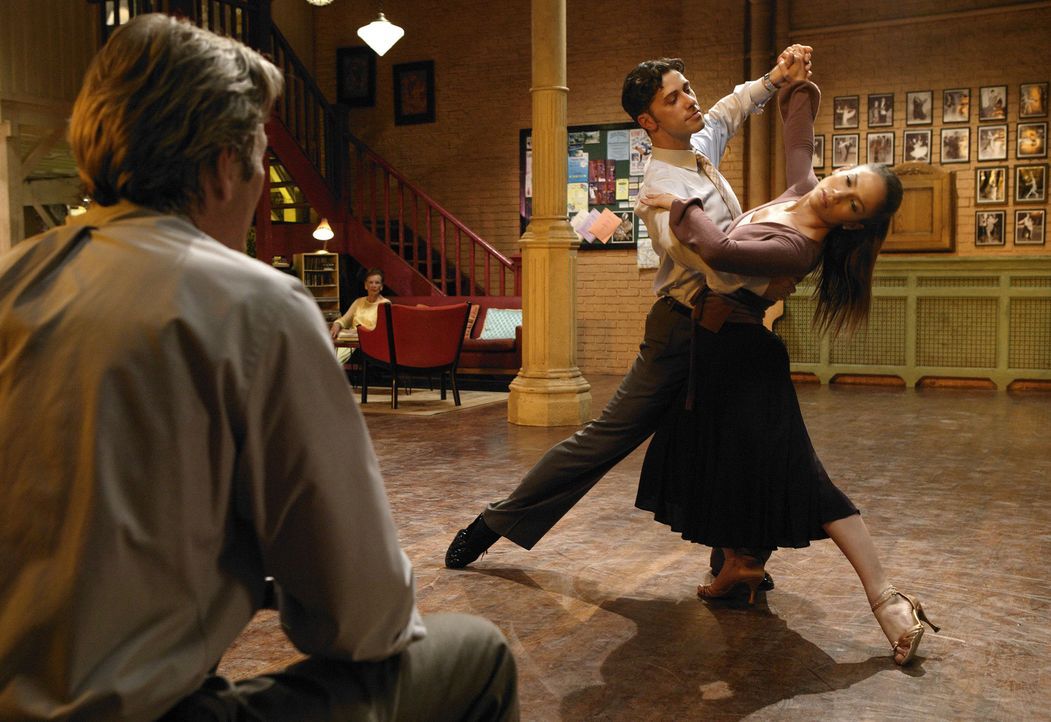 Gespannt sieht John (Richard Gere, l.) Paulina (Jennifer Lopez, r.) beim Tanzen zu ... - Bildquelle: Buena Vista International Television