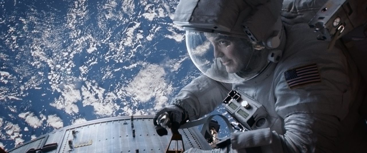 130 Stunden im Weltraum spazieren gehen und einen Rekord brechen: Diesen Traum möchte sich der erfahrene Astronaut Matt (George Clooney) auf seiner... - Bildquelle: Warner Brothers