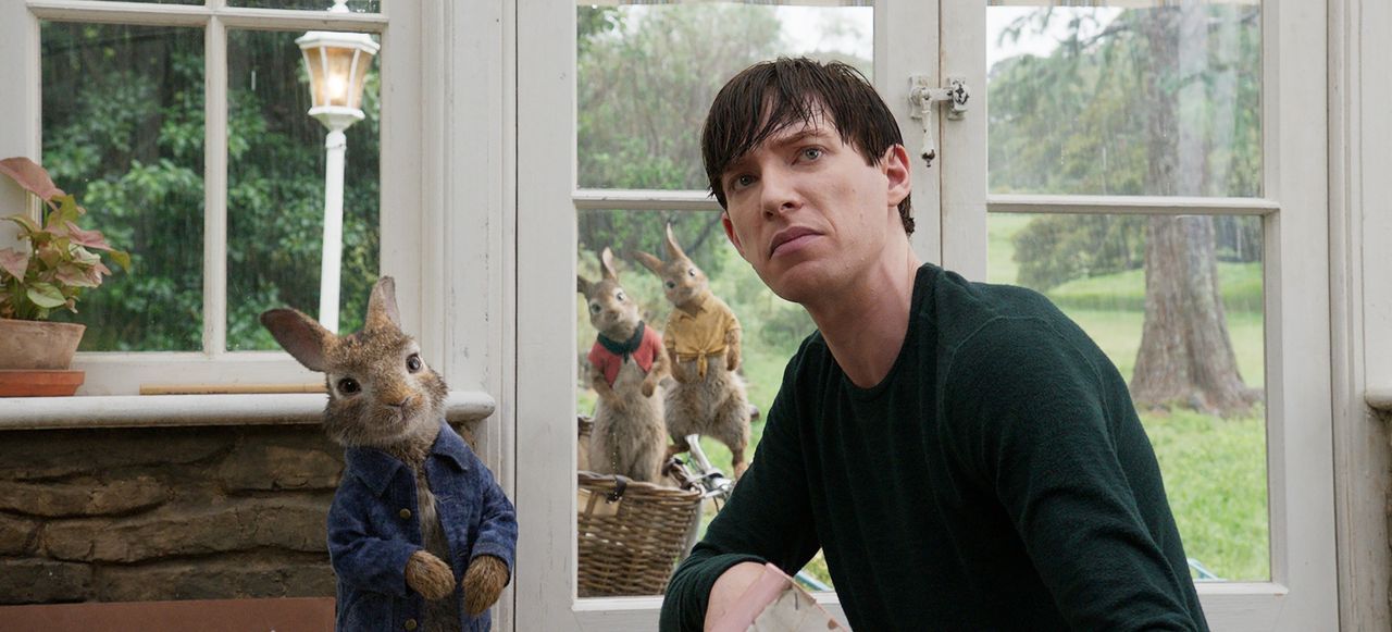 (v.l.n.r.) Peter Hase; Flopsi; Mopsi; Thomas McGregor (Domhnall Gleeson) - Bildquelle: 2018 CPII. All Rights Reserved. PETER RABBIT and all associated characters TM & © FW&Co. Limited.