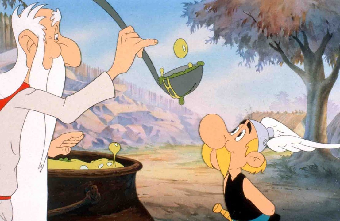 Druide Miraculix (l.) verteilt wieder den Zaubertrank und Asterix (r.) freut sich darüber ... - Bildquelle: Jugendfilm-Verleih GmbH