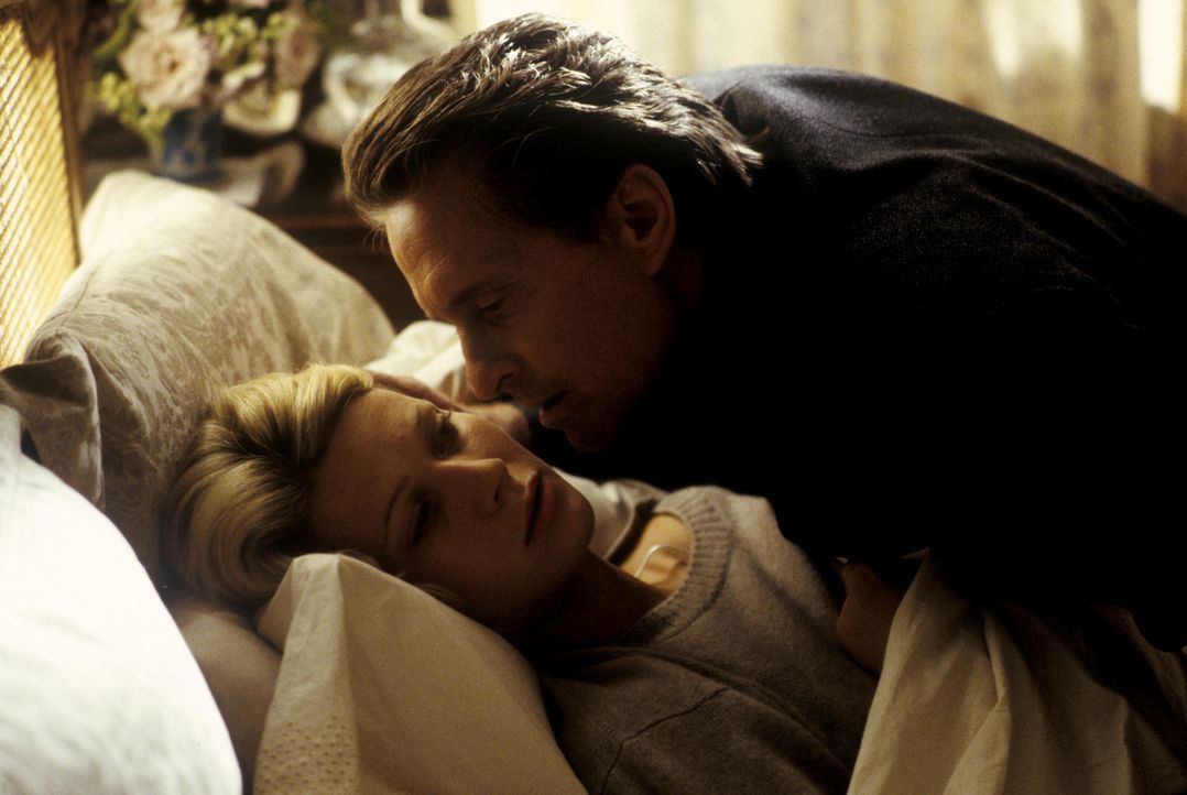 Der Industrielle Steven Taylor (Michael Douglas, r.) plant einen raffinierten Mordanschlag auf seine Frau, die Millionenerbin Emily Bradford (Gwynet... - Bildquelle: Warner Bros.