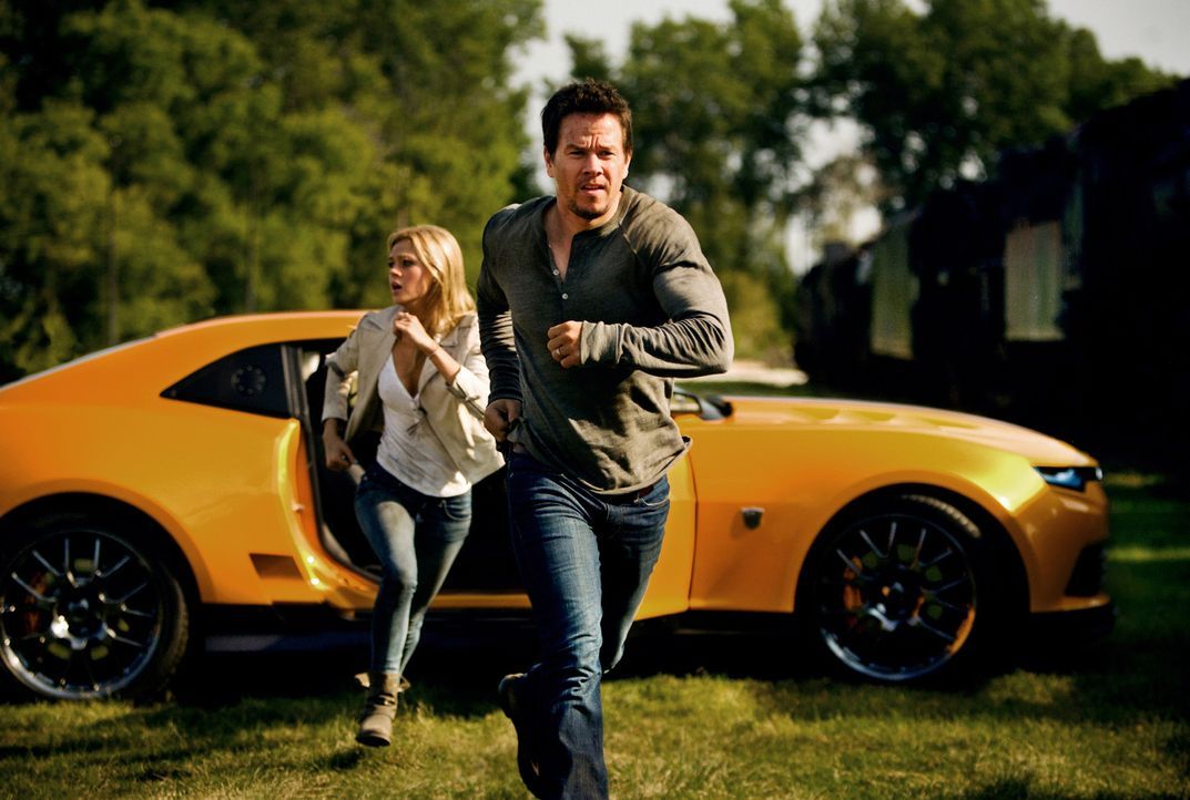 Das Leben von Cade Yaeger (Mark Wahlberg, r.) und seiner Tochter Tessa (Nicola Peltz, l.) nimmt eine ungeahnte Wendung, als sie sich entschließen, i... - Bildquelle: (2016) Paramount Pictures. All Rights Reserved. TRANSFORMERS, its logo & all related characters are trademarks of Hasbro & are used with permission.