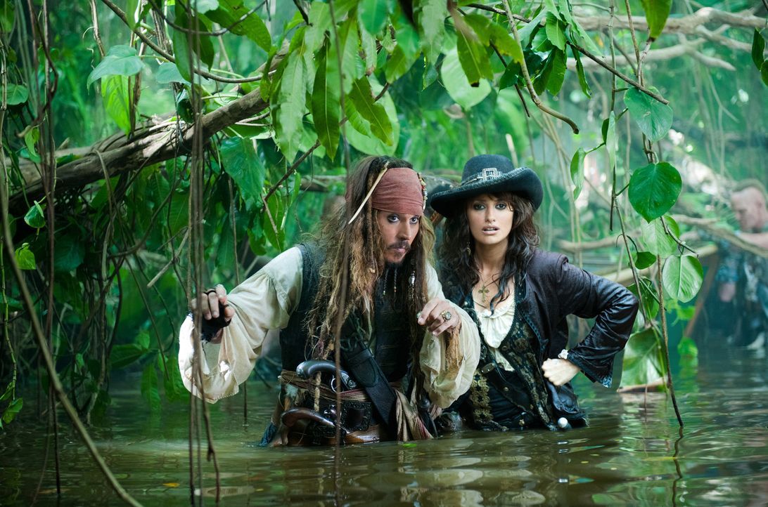 Kaum hat Jack Sparrow (Johnny Depp, l.) seine Jugendliebe Angelica (Penélope Cruz, r.) wiedergetroffen, da schleppt sie ihn auch schon auf die Suche... - Bildquelle: Peter Mountain WALT DISNEY PICTURES/JERRY BRUCKHEIMER FILMS.  All rights reserved