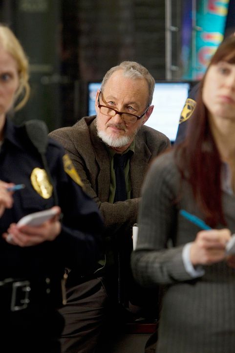 Zusammen mit Detective Gassner (Robert Englund) versucht das Team, einen neuen Mordfall aufzudecken ... - Bildquelle: ABC Studios