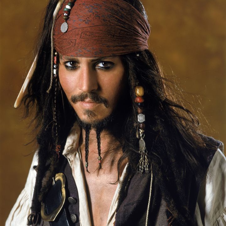 Erst spät erkennt Captain Jack Sparrow (Johnny Depp), dass Barbossa und seine Mannen sich bei Mondschein in Skelette verwandeln. Denn auf ihnen las... - Bildquelle: Disney/ Jerry Bruckheimer