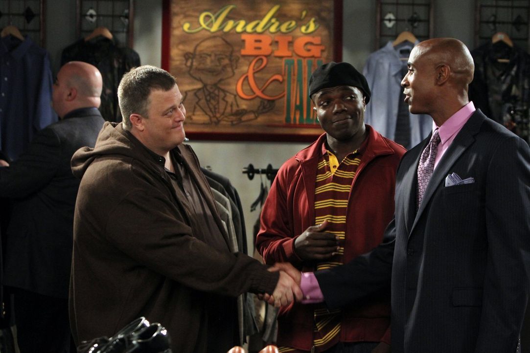 Mike (Billy Gardell, l.) fiebert seinem ersten Date mit Molly entgegen, doch Carl  (Reno Wilson, M.) hat Bedenken, dass er in seinen gewohnten Klamo... - Bildquelle: 2010 CBS Broadcasting Inc. All Rights Reserved.