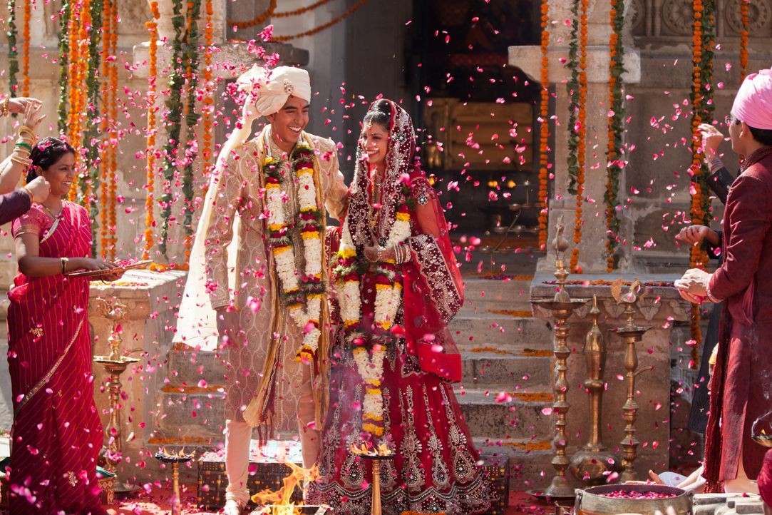 Auch am Tag seiner Hochzeit hat Sonny (Dev Patel, l.) für seine Braut Sunaina (Tina Desae, r.) und alle Gäste eine riesengroße Überraschung parat ..... - Bildquelle: Laurie Sparham 2015 Twentieth Century Fox Film Corporation.  All rights reserved.