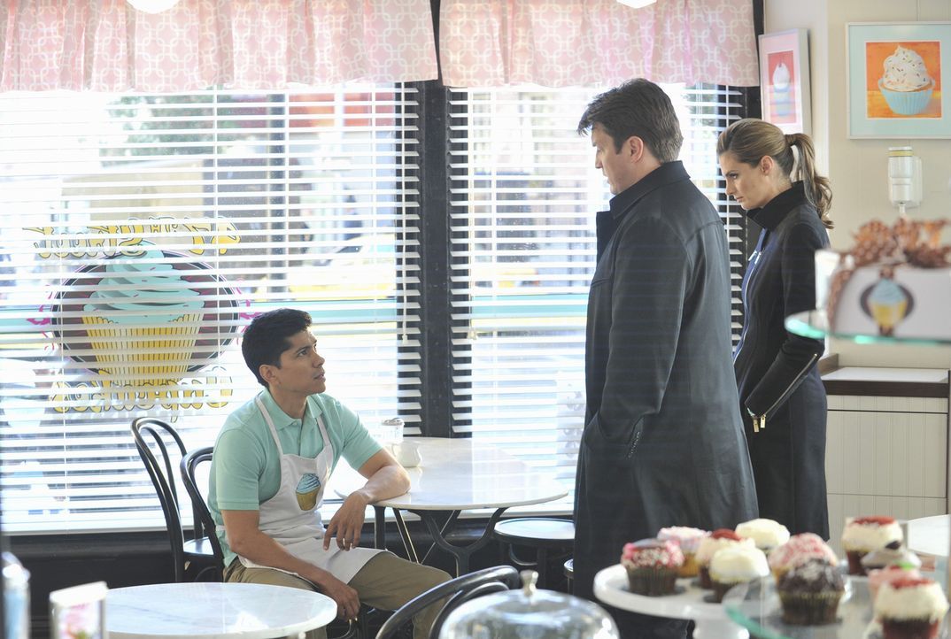 Castle (Nathan Fillion, M.) und Beckett (Stana Katic, r.) befragen den Bäckerlehrling Todd (Jeremy Ray Valdez, l.) zum grausamen Tod seines Chefs,... - Bildquelle: ABC Studios