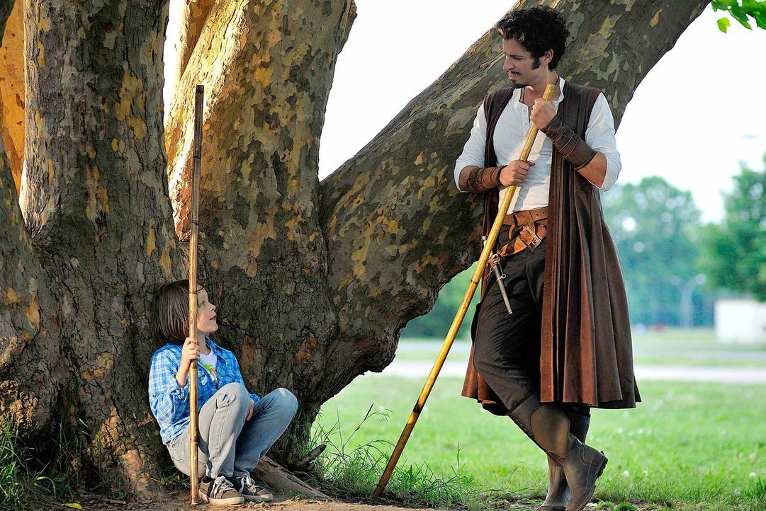 Dank Robin Hood (Pasquale Aleardi, r.) lernt der kleine Lukas (Finn Fiebig, l.), wie man sich zur Wehr setzt. Schon bald gelingt es dem Jungen, sich... - Bildquelle: Oliver Feist SAt.1