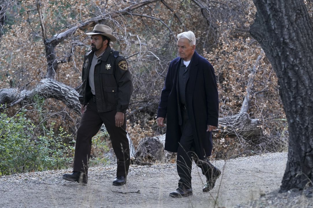 Sheriff Marcus Mayes (Charles Carpenter, l.); Leroy Jethro Gibbs (Mark Harmon, r.) - Bildquelle: Michael Yarish 2019 CBS Broadcasting, Inc. All Rights Reserved. / Michael Yarish