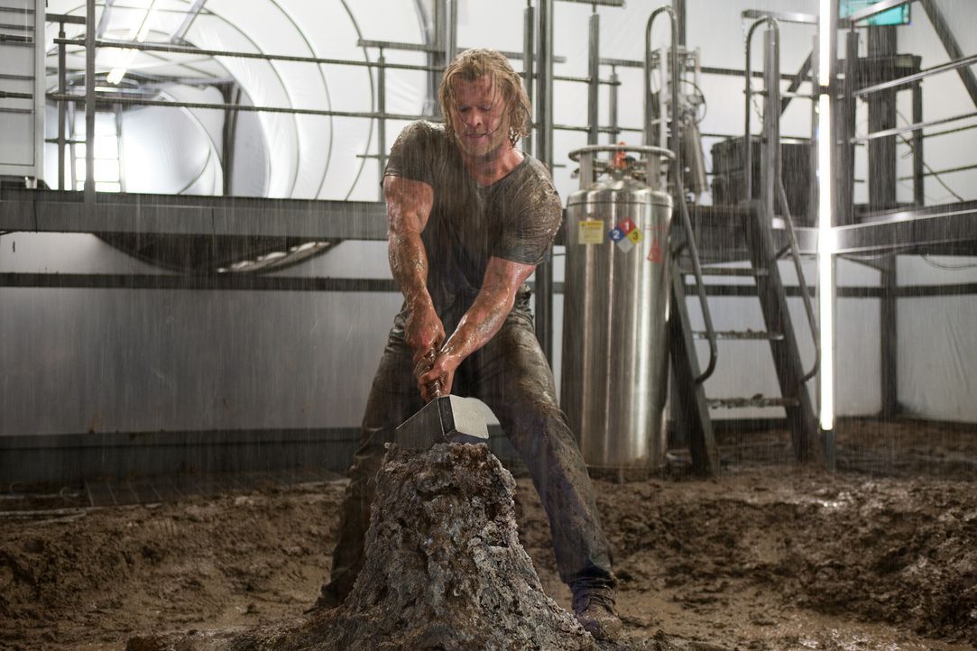 Eigentlich hatte es sich Thor (Chris Hemsworth) einfacher vorgestellt, den Hammer Mjölnir wieder an sich zu nehmen, aber Odin legt ihm Steine in de... - Bildquelle: 2011 MVLFFLLC. TM &   2011 Marvel. All Rights Reserved.