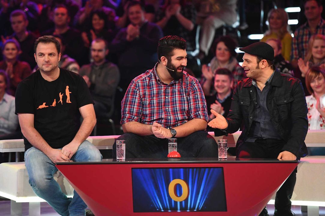 Ahnen (v.l.n.r.) Martin Rütter, Faisal Kawusi und Kaya Yanar worauf sie sich eingelassen haben, als sie die Einladung von Paul Panzer zum Spieleaben... - Bildquelle: Willi Weber SAT.1