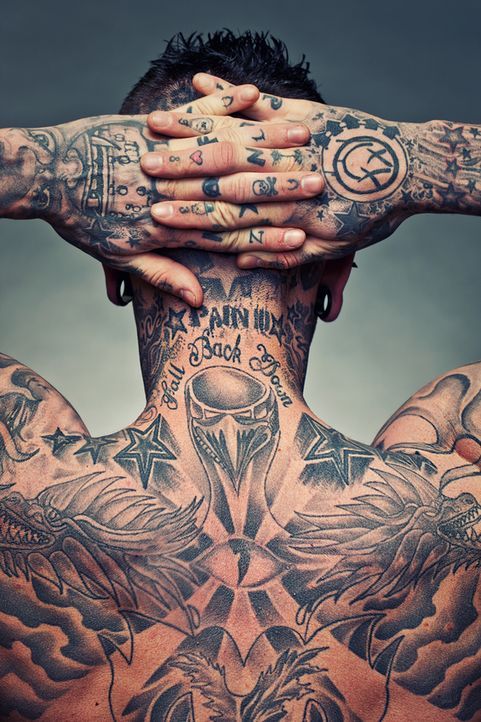 19_TattooMannRückenFull - Bildquelle: Oktay Ortakcioglu