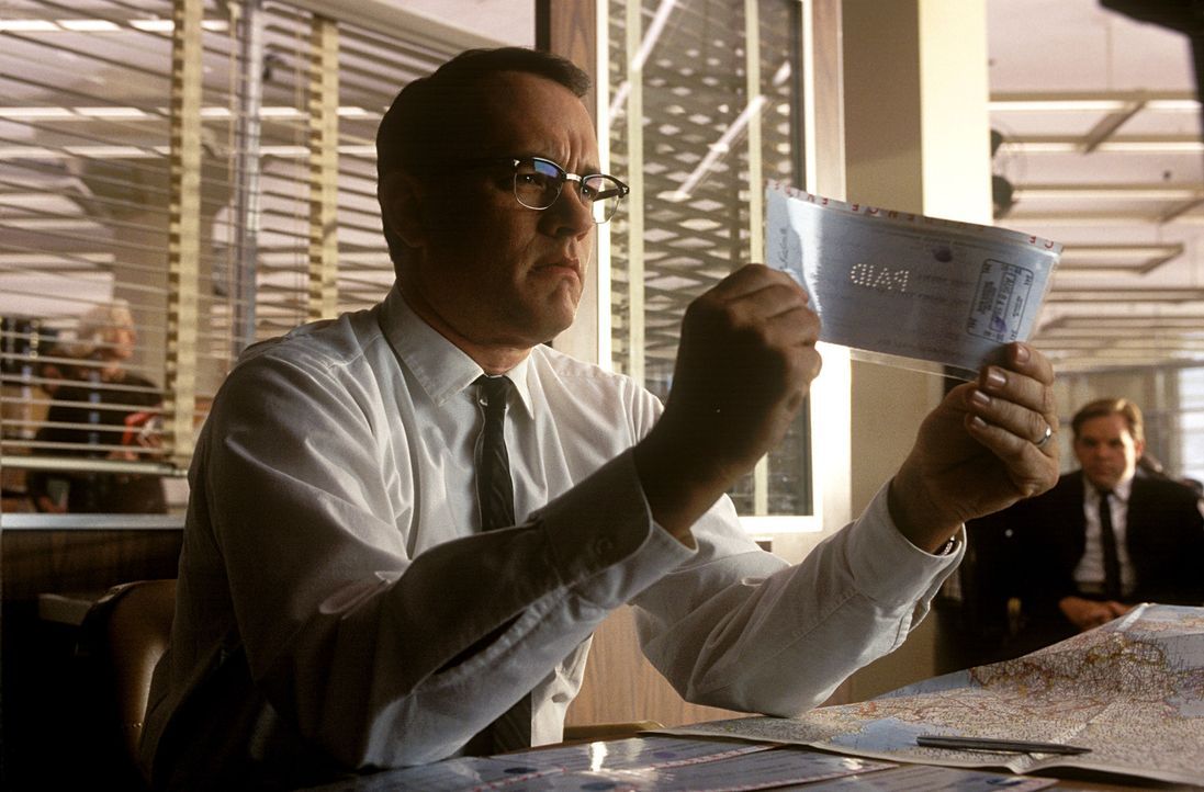 Kommt immer wieder einen Schritt zu spät: FBI-Agent Carl Hanratty (Tom Hanks) ... - Bildquelle: TM &   2003 DreamWorks LLC. All Rights Reserved