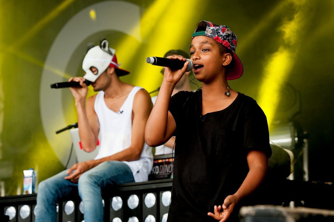 Einmal zusammen mit seinem Rap-Idol Cro (l.) auf der Bühne stehen, das ist ein Herzenswusch von "The Voice Kids"-Gewinner Danyiom (r.) ... - Bildquelle: Martin Rottenkolber SAT.1