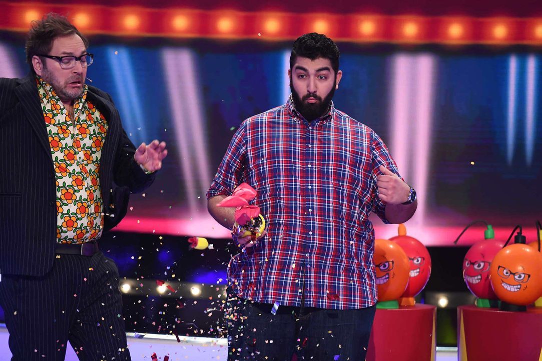 Paul Panzer (l.) lädt Faisal Kawusi (r.) und andere Comedians zu einem Spieleabend. Doch schon bald müssen sie erkennen, dass es nicht so gemütlich... - Bildquelle: Willi Weber SAT.1