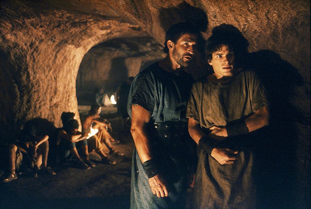 Octavius (Santiago Cabrera, r.) und Tyrannus (Jonathan Cake, l.) landen nach Mamurius' Festnahme in den Höhlen des Todes ... - Bildquelle: Hallmark Entertainment
