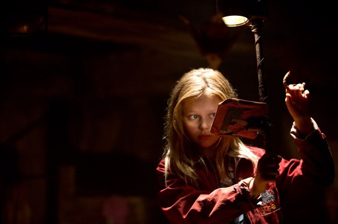 Erst viel spät wird Zoe (Emily Alyn Lind) klar, dass das Böse außerhalb des Schutzbunkers sie bis in den Tod verfolgen wird ... - Bildquelle: 2015 Warner Bros.