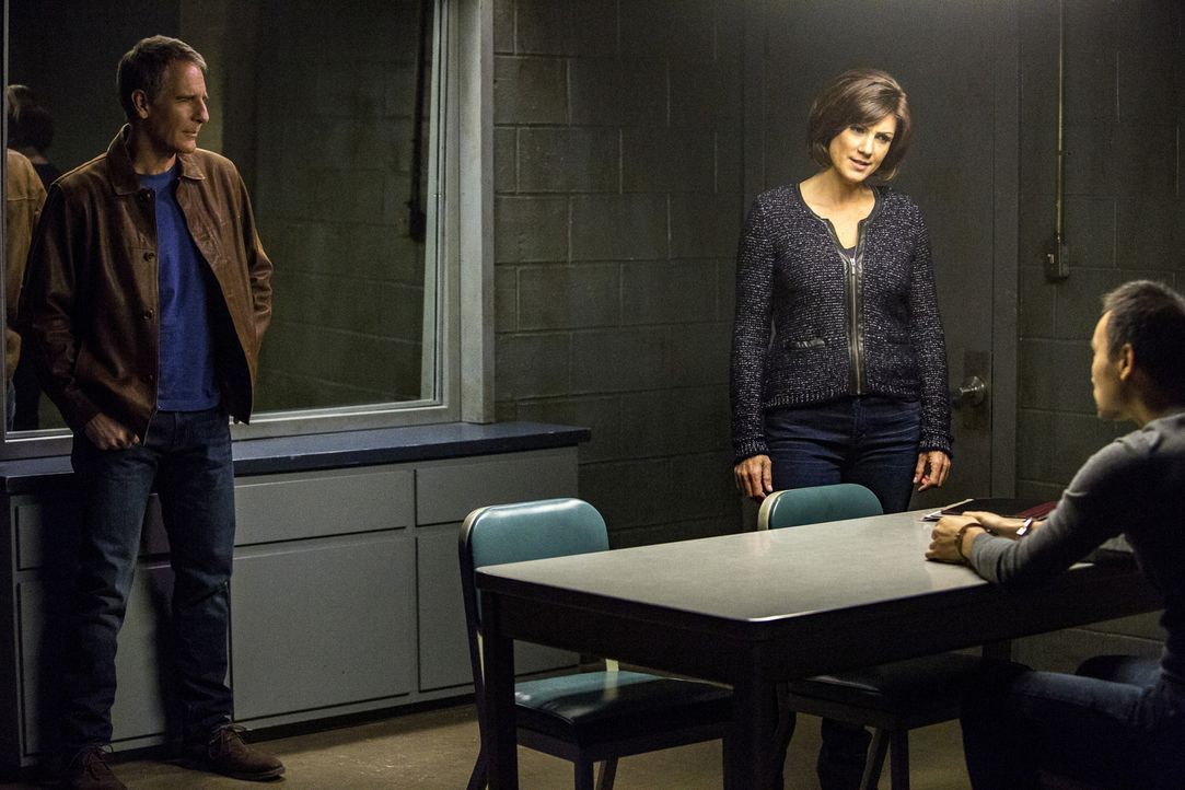 Pride (Scott Bakula, l.) und Brody (Zoe McLellan, 2.v.r.) befragen Brandon Pierce (James Hiroyuki Liao r.) zum Mord an Captain James Grant. Ist er m... - Bildquelle: Skip Bolen 2016 CBS Broadcasting, Inc. All Rights Reserved