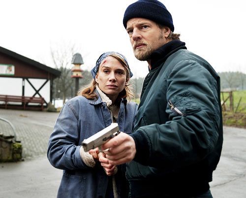 Mick (Henning Baum) ist überzeugt, dass Silke (Nadeshda Brennicke) nichts mit dem Mord zu tun hat. - Bildquelle: Martin Rottenkolber - Sat1