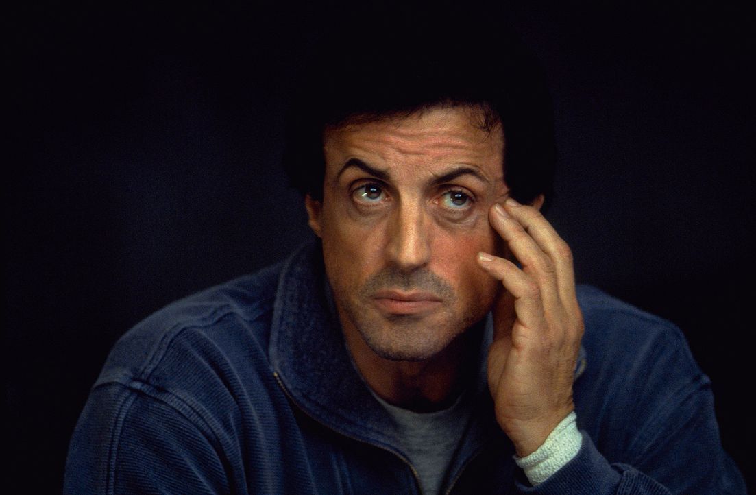 FBI-Agent Jake Malloy (Sylvester Stallone) ist völlig am Boden zerstört: Er hat bereits mehrere seiner Kollegen verloren, die Opfer eines grausame... - Bildquelle: Universal Pictures