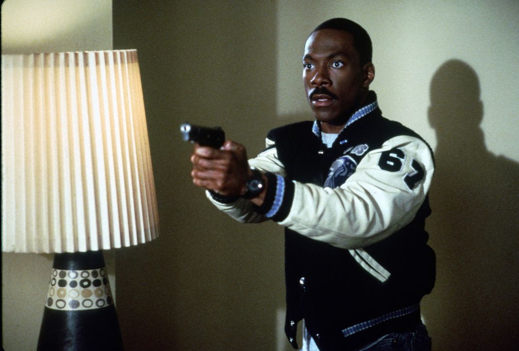 Wenn Super-Cop Axel Foley (Eddie Murphy) seine Opfer nicht mit der Waffe in Schach halten kann, dann quasselt er sie einfach mit einem Maschinengewe... - Bildquelle: Paramount Pictures