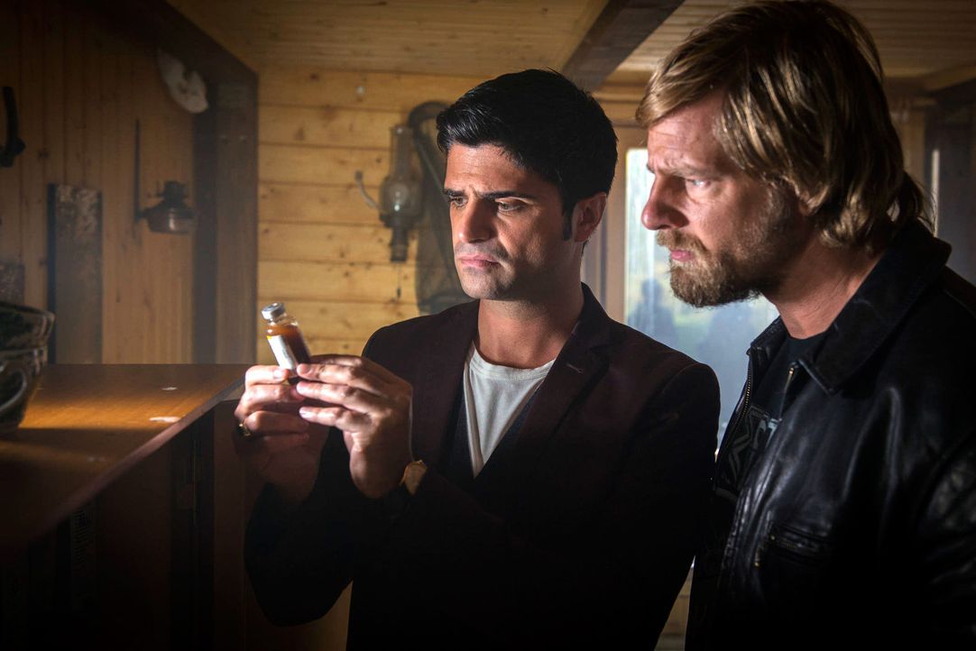 Stoßen auf eine Hütte im Wald, in der ein Haufen Medikamente und auch Morphium gelagert sind: Mick (Henning Baum, r.) und auch Andreas (Maximilian... - Bildquelle: Martin Rottenkolber SAT. 1
