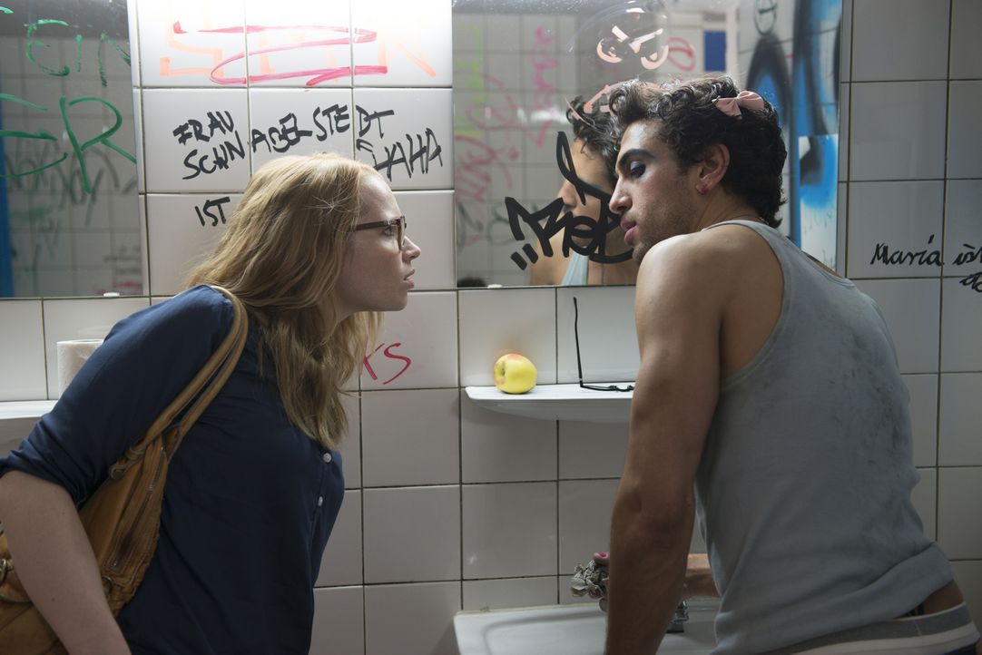 Lisi Schnabelstedt (Karoline Herfurth, l.) kann es nicht glauben, was sie da sehen muss: Aushilfslehrer Zeki Müller (Elyas M'Barek, r.) hat sich im... - Bildquelle: Christoph Assmann 2013 Constantin Film Verleih