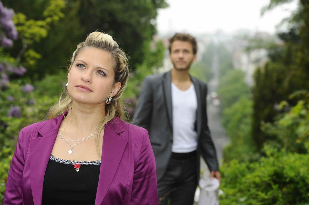Enrique (Jacob Weigert, r.) macht Mia (Josephine Schmidt, l.) einen Heiratsantrag. - Bildquelle: SAT.1