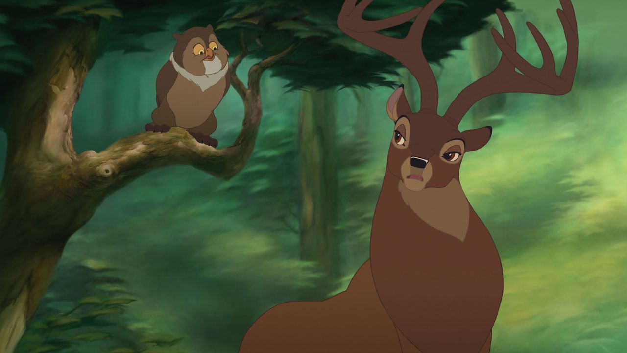 Als Bambis Mutter stirbt, liegt es nun an seinem Vater (r.), dem Herrn der Wälder, Bambi alleine großzuziehen, doch der fühlt sich der Aufgabe ni... - Bildquelle: Disney  All rights reserved